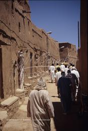 Image du Maroc Professionnelle de  Des berbères traversent une des rues à l'intérieur de l'ancienne Kasbah de Ouarzazate après avoir accompli la prière du Vendredi, le 22 Août 1997. (Photo / Abdeljalil Bounhar)